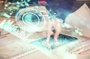 Erkeklerin el ele tutuşup telefon kullanırken ve uluslararası iş teması çizerken çift pozlama.