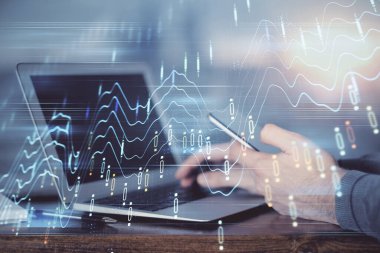 Erkeklerin el ele tutuşup dijital bir cihaz ve ön grafik çizimi kullanırken çift pozlama. Finansal piyasa kavramı.