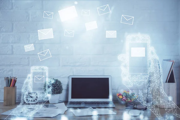 Desktop-Computer-Hintergrund im Büro und fliegende Kuverts hüllen Hologrammzeichnung ein. Doppelbelichtung. Konzept der elektronischen Post. — Stockfoto