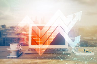 Bilgisayar masaüstünde, okların hologramını gösteriyor. Çifte maruziyet. Başarı kavramı.