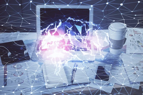 Multiblootstelling van de werkruimte met computer en menselijk hersenhologram. Brainstormconcept. — Stockfoto