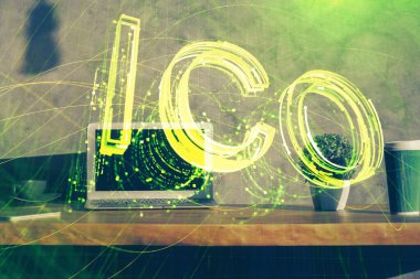 Blockchain temalı holograma ve bilgisayar arkaplanlı masaya çoklu maruz kalma. Bitcoin şifreleme para birimi kavramı.