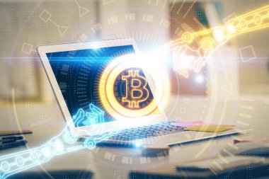 Blockchain temalı holograma ve bilgisayar arkaplanlı masaya çoklu maruz kalma. Bitcoin şifreleme para birimi kavramı.