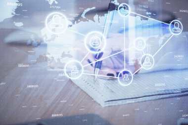 Sosyal ağ temalı hologram ellerin not almasından üstündür. Küresel uluslararası insan kavramı bağlanıyor. Çift pozlama