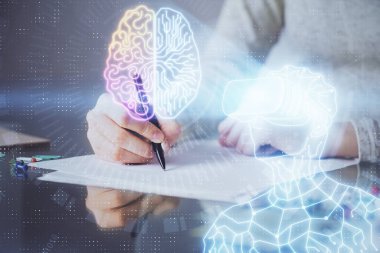 AR hologramı ellerin üzerinde not alıyor. Artırılmış gerçeklik kavramı. Çift pozlama