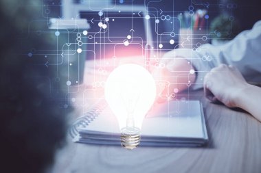 Kadın elinin üstüne ampul çizip arka planda not almak. Fikir kavramı. Çift pozlama