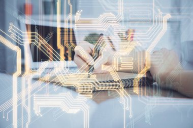 Teknik temalı hologram kadınların ellerinden üstündür. Yüksek teknoloji kavramı. Çift pozlama