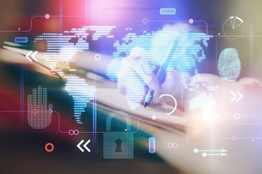 Dünya haritası hologramı ve veri tema simgeleriyle notlar alan ellerin çifte pozlanması. Uluslararası ağ verilerinin kavramı.