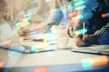 Teknoloji temalı hologramı olan bilgisayar geçmişi olan bir iş adamı. Yüksek teknoloji kavramı. Çoklu pozlama.