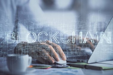 Arka planda bilgisayarla çalışan bir adamın olduğu engelleme temalı hologram. Kripto zinciri kavramı. Çift pozlama.