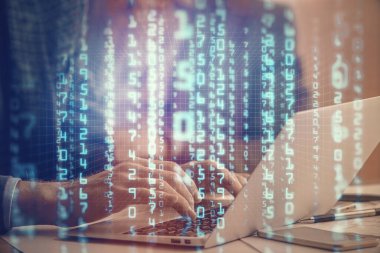 Teknoloji temalı hologramı olan bilgisayar geçmişi olan bir iş adamı. Büyük veri kavramı. Çift pozlama.