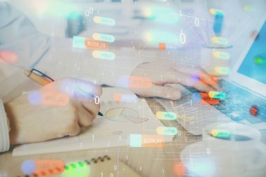 Teknoloji temalı dizüstü bilgisayarla çalışan bir iş adamı. Büyük veri kavramı. Çift pozlama.