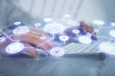 Sosyal ağ temalı hologramda iş adamı arka planda bilgisayar üzerinde çalışıyor. Çoklu pozlama.