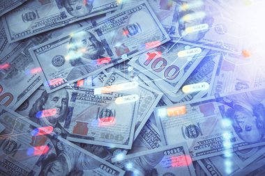 İki kez veri temasına maruz kalınca dolar banknotları arka planda kalıyor. Teknoloji konsepti.