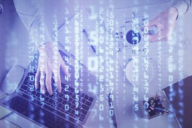 Erkeklerin ellerinin bilgisayar klavyesini ve veri temalı hologram çizimlerini yazarken çift pozlama. Üst Manzara. Teknoloji konsepti.