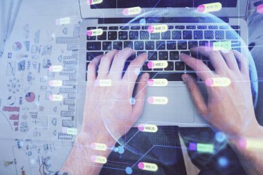 Erkeklerin ellerinin bilgisayar klavyesini ve veri temalı hologram çizimini yazarken çoklu pozlama. Üst Manzara. Teknoloji konsepti.