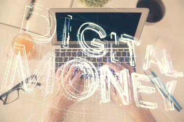 Erkeklerin ellerinin bilgisayar klavyesini ve şifreli para birimi temalı hologram çizimini yazarken çift pozlama. Üst Manzara. Engelleme zinciri kavramı.