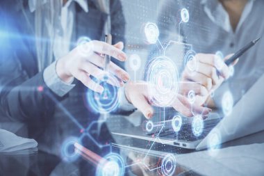 Kadın ve erkeğin birlikte çalışması ve teknoloji temasının hologramı çekmesi. Büyük veri konsepti. Bilgisayar arkaplanı.