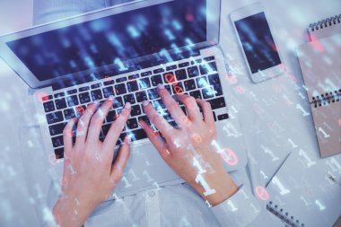 Bilgisayar ve veri temalı hologram çizimlerinde çalışan kadın elleri çift pozlama. Üst Manzara. Teknoloji konsepti.