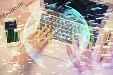 Bilgisayar ve finansal temalı hologram çizimleri üzerinde çalışan kadın elleri çift pozlama. Üst Manzara. İş konsepti.