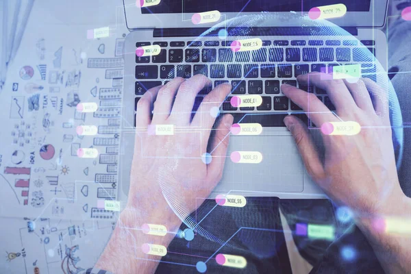 Erkeklerin ellerinin bilgisayar klavyesini ve veri temalı hologram çizimini yazarken çoklu pozlama. Üst Manzara. Teknoloji konsepti. — Stok fotoğraf