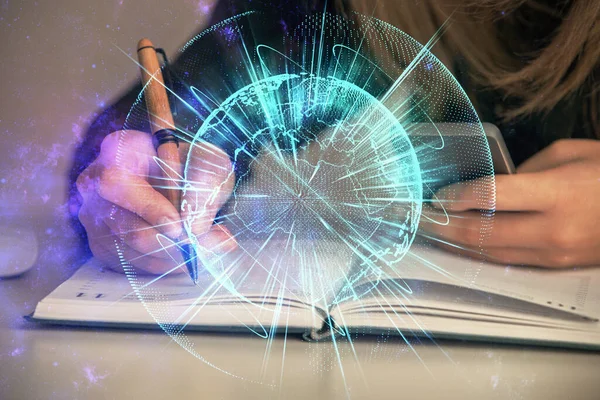 Multi esposizione delle mani della donna che scrivono sul disegno dell'ologramma di tema di affari e del calcolatore. Concetto di successo. — Foto Stock