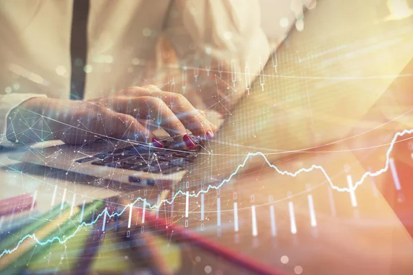 Doble exposición de las manos de la mujer escribiendo en el dibujo del holograma de la computadora y del gráfico financiero. Concepto de análisis bursátil. —  Fotos de Stock