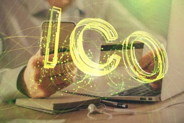 Elinde kredi kartı ve şifreli iş teması çizimi olan bir adamın çift pozu. Dijital engelleme zinciri ve E-ticaret kavramı.