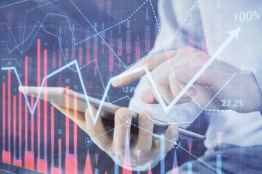 Erkeklerin el ele tutuşup dijital bir cihaz ve ön grafik çizimi kullanırken çift pozlama. Finansal piyasa kavramı.