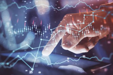 Bir adamın el ele tutuşup, telefon ve finansal çizim kullanırken birden fazla pozlama. Pazar analizi kavramı.