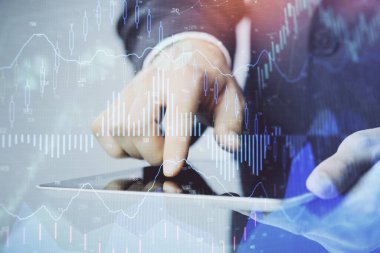 Bir adamın el ele tutuşup, telefon ve finansal çizim kullanırken birden fazla pozlama. Pazar analizi kavramı.