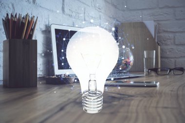 Bilgisayar ofisinde ampul simgesi hologramıyla birlikte. Çifte maruziyet. Fikir kavramı.