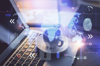 Bilgisayar ve dünya haritası hologramıyla masaüstü çifte pozlama. Uluslararası veri ağı kavramı.