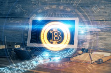 Blockchain temalı holograma ve bilgisayar arkaplanlı masaya çoklu maruz kalma. Bitcoin şifreleme para birimi kavramı.