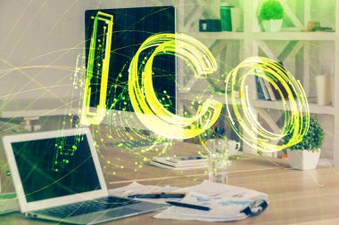 Blockchain temalı holograma ve bilgisayar arkaplanlı masaya çoklu maruz kalma. Bitcoin şifreleme para birimi kavramı.