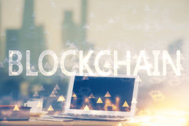 Blockchain temalı holograma ve bilgisayar arkaplanlı masaya çoklu maruz kalma. Bitcoin şifreleme para birimi kavramı.