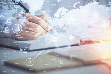 Sosyal ağ temalı hologram ellerin not almasından üstündür. Küresel uluslararası insan kavramı bağlanıyor. Çift pozlama