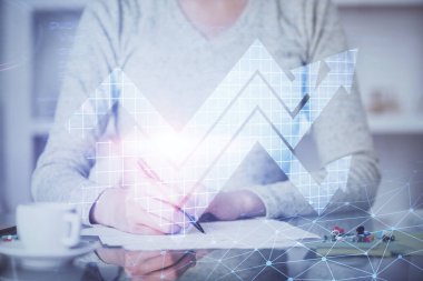 Kadınların elleri üzerinde mavi ok arka planda not alıyor. Başarı kavramı. Çift pozlama