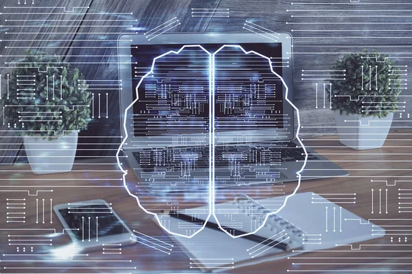 Πολλαπλή έκθεση του πίνακα εργασίας με υπολογιστή και ολόγραμμα εγκεφάλου. Έννοια Brainstorm. — Φωτογραφία Αρχείου