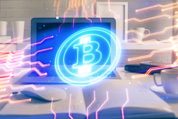 Expunerea multiplă a hologramei temei blockchain și a tabelului cu fundal computerului. Conceptul de monedă cripto Bitcoin . — Fotografie, imagine de stoc
