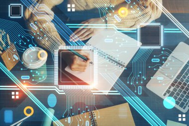 Önünde veri çözeltisi hologramı olan arka planda el yazısına çifte maruz kalma. Teknoloji konsepti. Kapat.