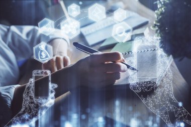 Teknik temalı hologram kadınların ellerinden üstündür. Yüksek teknoloji kavramı. Çift pozlama