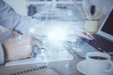 Sosyal ağ temalı hologramda iş adamı arka planda bilgisayar üzerinde çalışıyor. Dünya çapında ağ kavramı. Çoklu pozlama.