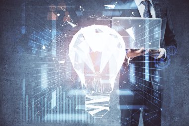 Arkaplanda bilgisayar üzerinde çalışan iş adamıyla birlikte büyüyen oklar. Başarı konsepti. Çift pozlama.