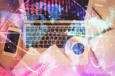 Masaüstü arkaplanındaki bilgisayarın üzerinde iş temalı hologram çizimleri. Üst Manzara. Çoklu maruz kalma. Uluslararası bağlantılar kavramı.