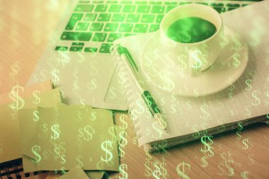 Masa arkasında kahve ve eşyalar olan ön x çizelgesi ve masaüstüne çift pozlama. Finansal piyasa ticareti kavramı