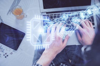 Erkeklerin ellerinin bilgisayar klavyesini ve veri temalı hologram çizimini yazarken çoklu pozlama. Üst Manzara. Teknoloji konsepti.