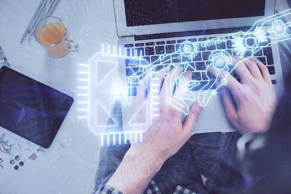 Мультиэкспозиция mans руки печатая над компьютерной клавиатурой и рисунок голограммы темы данных. Вид сверху. Технологическая концепция. — стоковое фото