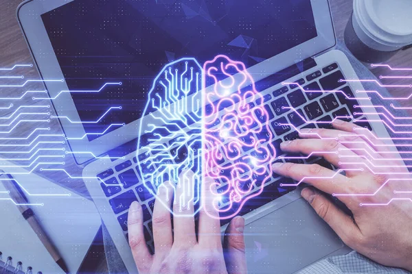 Doble exposición de las manos del hombre escribiendo sobre el teclado de la computadora y el dibujo del holograma cerebral. Vista superior. Concepto de Ai y tecnología de datos. —  Fotos de Stock