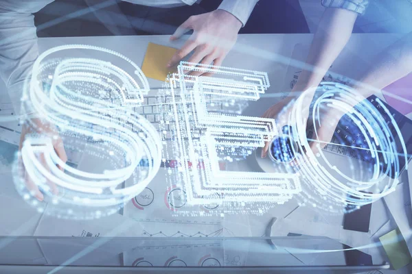 SEO hologram çizimleri ve birlikte çalışan kadın ve erkeğin çifte pozu. Arama motoru konsepti. Bilgisayar arkaplanı. Üst Görünüm.
